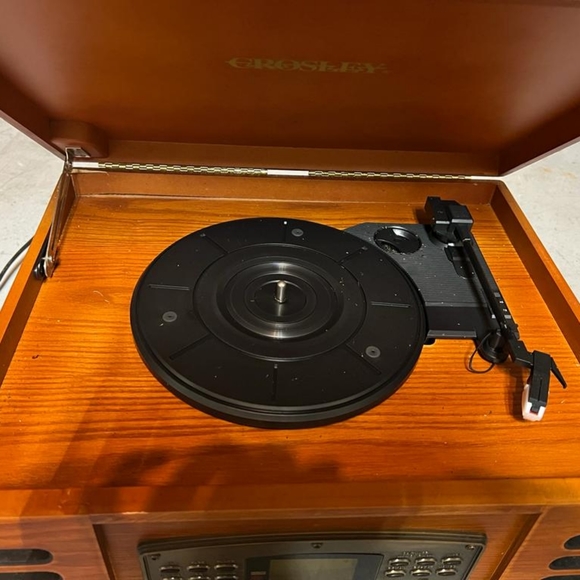 Crosley 4 in 1 Record Player, CD, AM/FM Radio - Picture 15 of 16